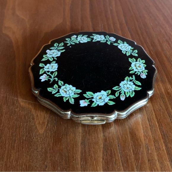 Stratton Other - Vintage Stratton Queen Convertible Powder Compact
